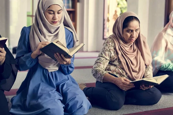 Мусульманських Жінок Читати Корану Мечеті Під Час Рамадану — стокове фото