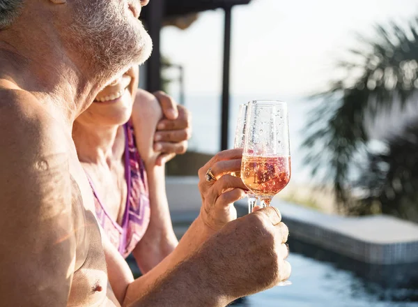 Seniorenpaar Trinkt Prosecco Schwimmbad — Stockfoto