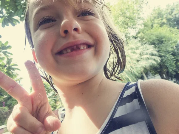 Caucasain Menina Sorrindo Para Câmera — Fotografia de Stock