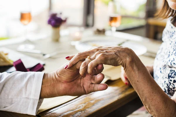 Anziani Che Tengono Mano Tavolo — Foto Stock