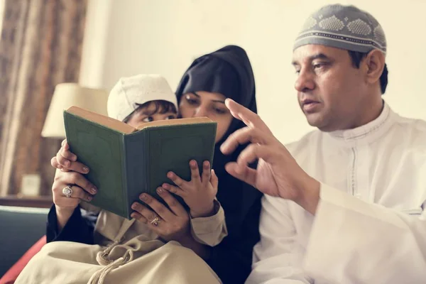 Musulmanes Leyendo Del Quran — Foto de Stock