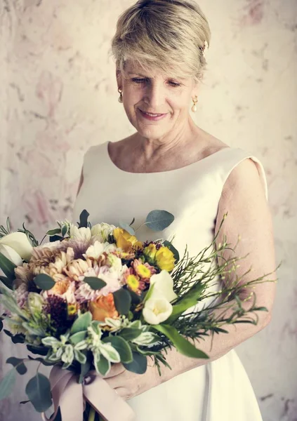 Ανώτερος Καυκάσιος Νύφη Κρατώντας Λουλούδι Μπουκέτο Γάμου Αρραβώνα — Φωτογραφία Αρχείου