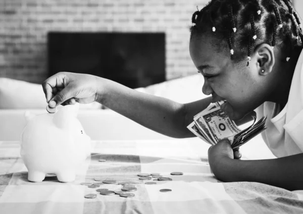 Menina Africana Coletando Dinheiro Banco Porquinho — Fotografia de Stock