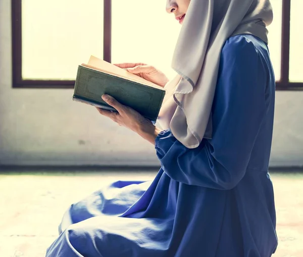 Wanita Muslim Membaca Dari Quran — Stok Foto