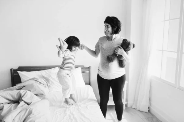 Embarazada Mamá Pasar Tiempo Con Hija —  Fotos de Stock