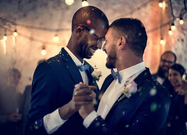 Schwules Paar Tanzt Hochzeitstag — Stockfoto