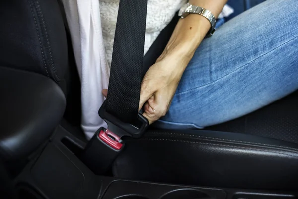 Mulher Apertando Seu Cinto Segurança Carro Imagem Cortada — Fotografia de Stock