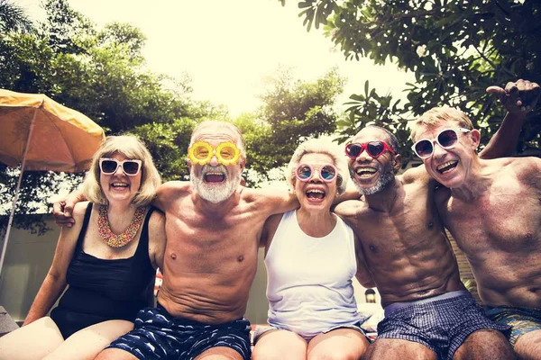Nahaufnahme Verschiedener Senioren Die Gemeinsam Pool Sitzen Und Den Sommer — Stockfoto