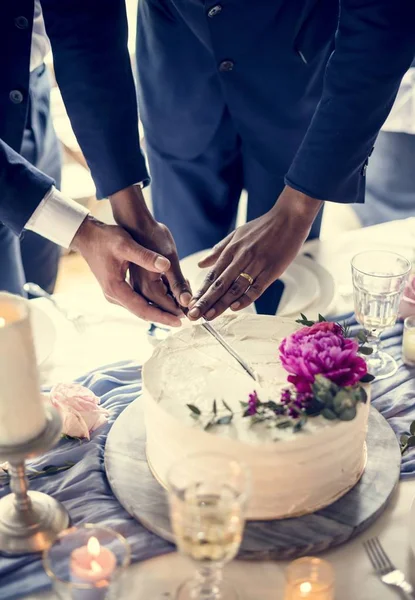 Schwules Paar Schneidet Kuchen Zusammen — Stockfoto