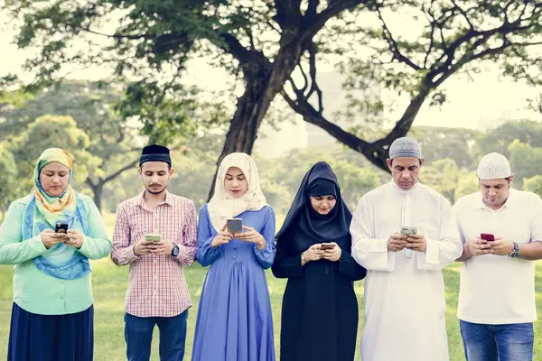 Amigos Muçulmanos Usando Mídias Sociais — Fotografia de Stock