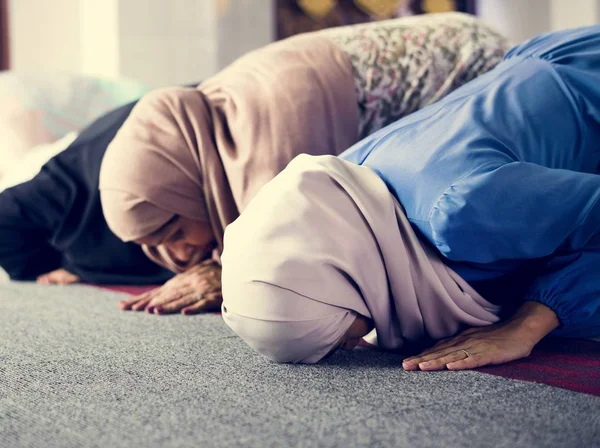 穆斯林以 Sujud 的姿态祈祷 — 图库照片