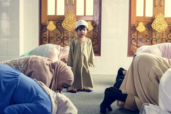 穆斯林人以 Sujud 的姿态祈祷 — 图库照片