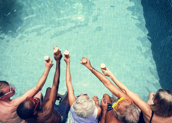 Groupe Personnes Âgées Diverses Mangeant Ensemble Crème Glacée — Photo