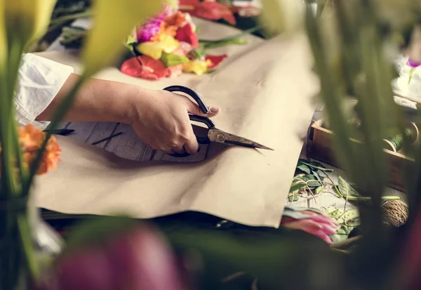 Florista Pessoa Cortando Papel Artesanal Com Tesoura — Fotografia de Stock