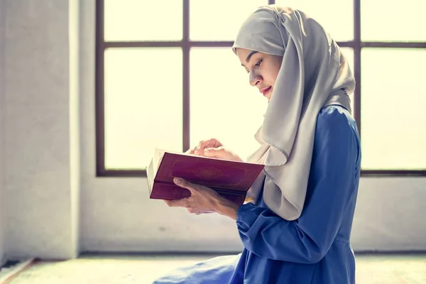 Wanita Muslim Membaca Dari Quran — Stok Foto