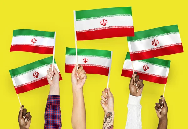 Ręce Wymachując Flagami Iran — Zdjęcie stockowe