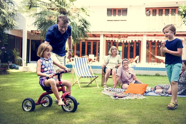 Kaukasische Familie Genießt Gemeinsam Den Sommer Hinterhof — Stockfoto