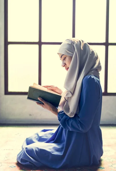 古兰经 阅读的穆斯林妇女 — 图库照片