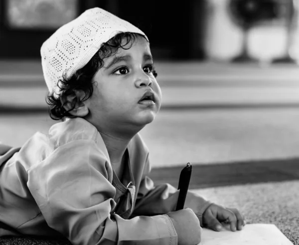 Muchacho Musulmán Aprendiendo Una Mezquita Acostado Suelo Blanco Negro — Foto de Stock