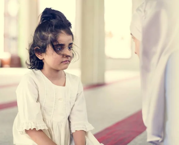 Seorang Gadis Kecil Masjid Dengan Ibunya Selama Bulan Ramadhan — Stok Foto