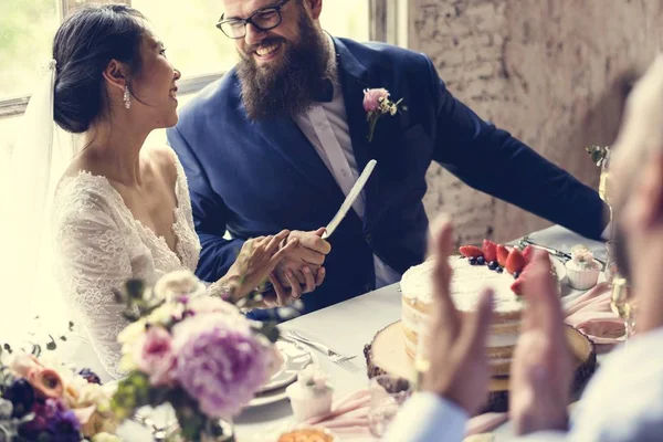 Couple Mains Tenant Couteau Gâteau Mariage — Photo