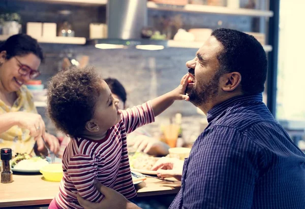 Pappa Leker Med Lilla Baby Dotter — Stockfoto