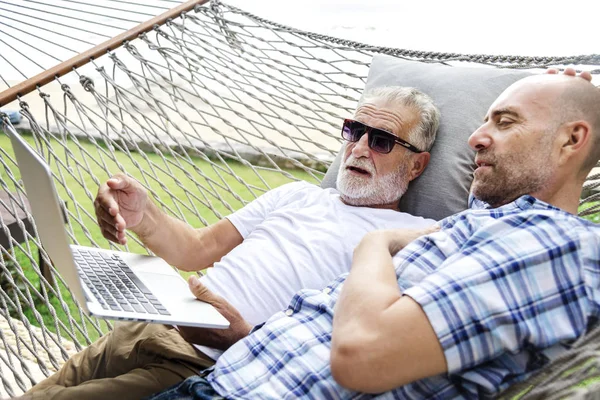 Senior Mannen Liggend Een Hangmat Met Behulp Van Een Laptop — Stockfoto