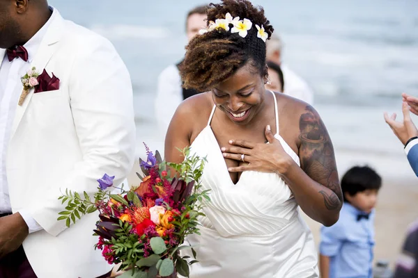 Szczęśliwa Panna Młoda Pan Młody Ceremonii Ślubnej Tropikalną Wyspę — Zdjęcie stockowe