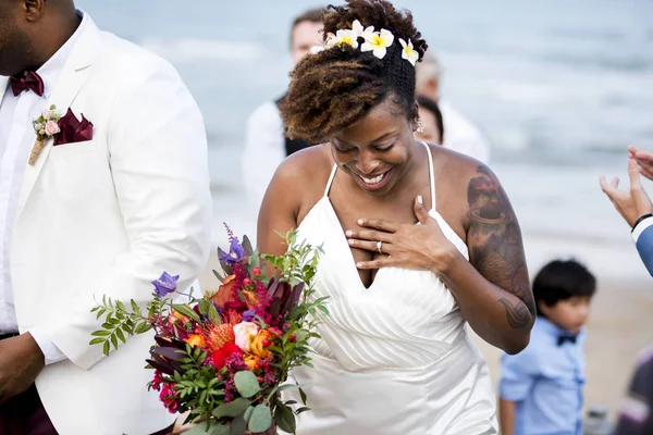 Novia Novio Felices Una Ceremonia Boda Una Isla Tropical —  Fotos de Stock