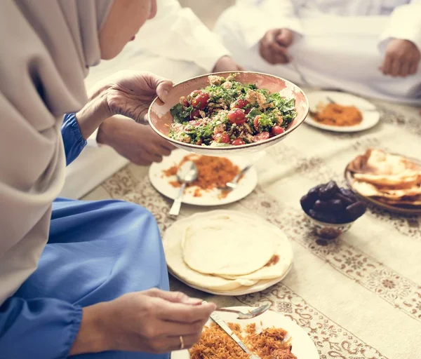 イスラム教徒の家族が夕食を床に — ストック写真