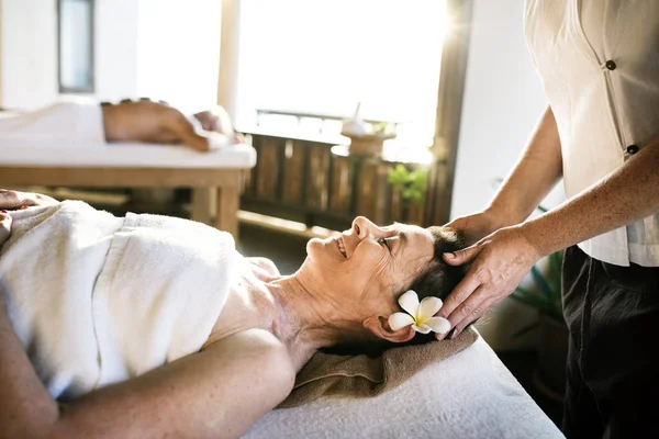 Kvinnliga Budskap Terapeut Massage Ett Spa — Stockfoto