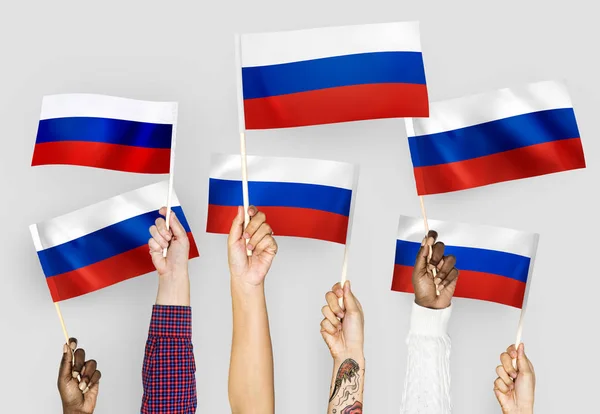 Χέρια Που Κυματίζουν Τις Σημαίες Της Ρωσίας — Φωτογραφία Αρχείου