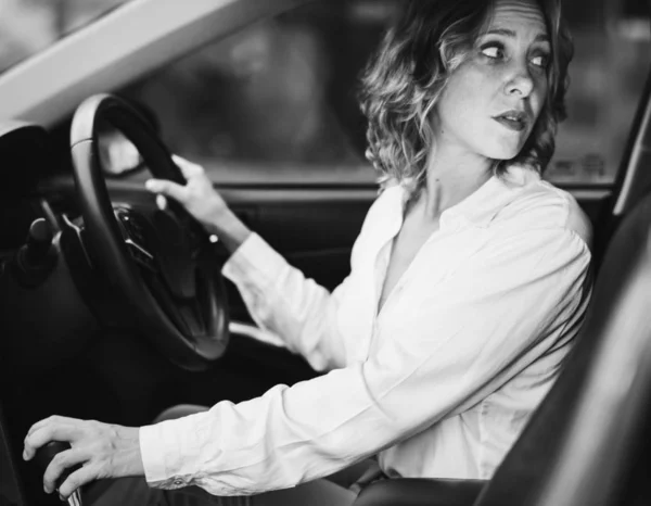 Kvinna Som Kör Bil Omvänd — Stockfoto