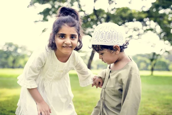 Muslimischer Bruder Und Schwester Spielen Park — Stockfoto