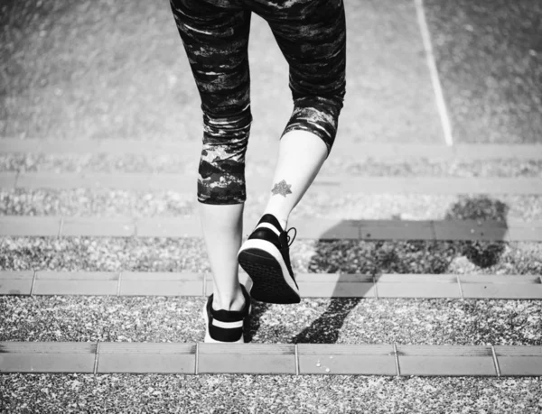 Жінка Йде Сходами — стокове фото