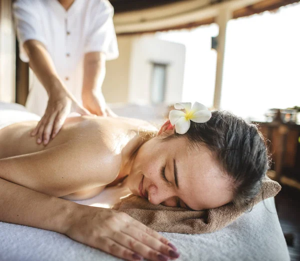 Mulher Relaxante Com Uma Massagem Base Plantas — Fotografia de Stock