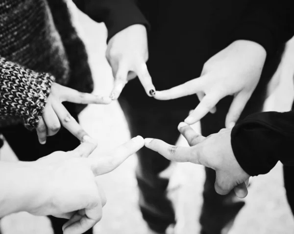 Grupo Amigos Haciendo Signo Estrella Para Apoyo — Foto de Stock