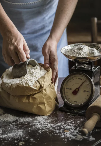 Panadero Que Pesa Harina Una Balanza — Foto de Stock