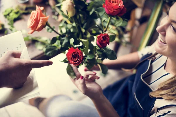 Florista Com Buquê Rosas — Fotografia de Stock