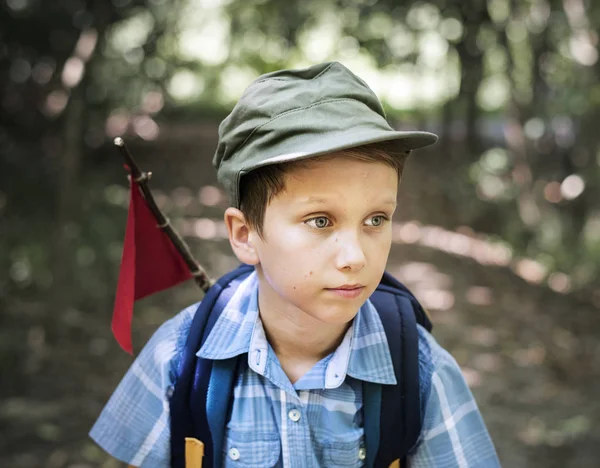 Niño Caminando Través Bosque Con Mochila Bandera Roja Mirando Hacia — Foto de Stock