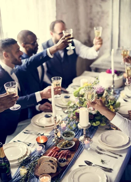 Gruppe Unterschiedlicher Menschen Die Gemeinsam Weingläser Klappern — Stockfoto