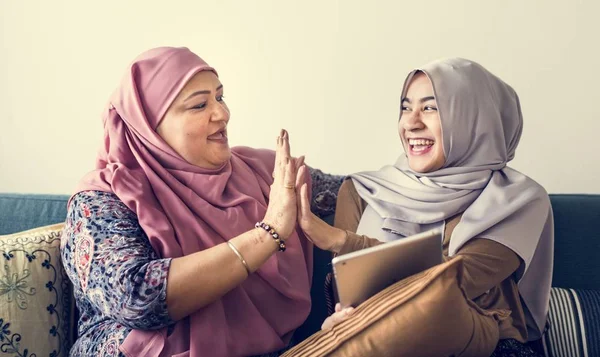 Wanita Muslim Menggunakan Tablet — Stok Foto