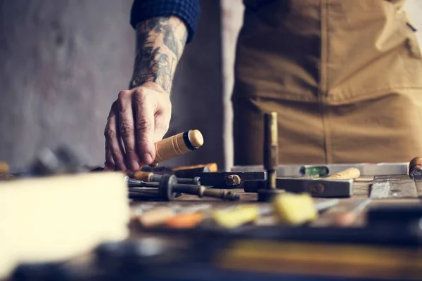 Fechar Carpinteiro Homem Trabalhando Com Ferramentas Conjunto Equipamentos — Fotografia de Stock