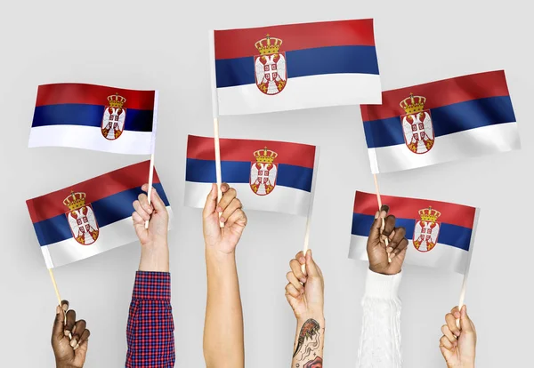 Ręce Wymachując Flagami Serbia — Zdjęcie stockowe