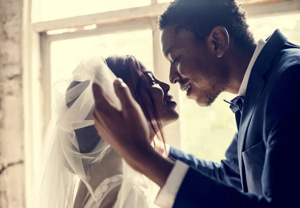 Kersverse Afrikaanse Afkomst Bruidegom Open Bruid Sluier Bruiloft — Stockfoto