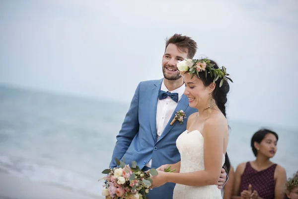 Pareja Joven Una Ceremonia Boda Playa —  Fotos de Stock