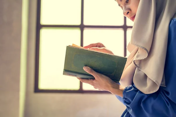 Wanita Muslim Membaca Dari Quran — Stok Foto