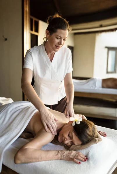 Mujer Terapeuta Mensajes Dando Masaje Spa —  Fotos de Stock