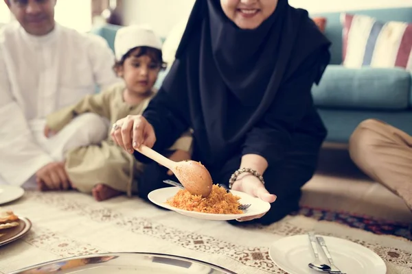 Família Muçulmana Janta Chão Comemorando Ramadã — Fotografia de Stock