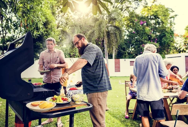 Diverse Persone Che Godono Festa Barbecue Insieme — Foto Stock